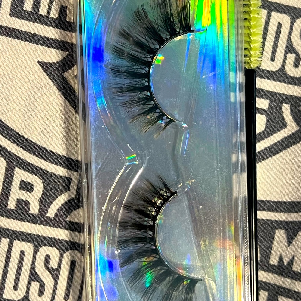 Eyelashes - Picture 2 of 2